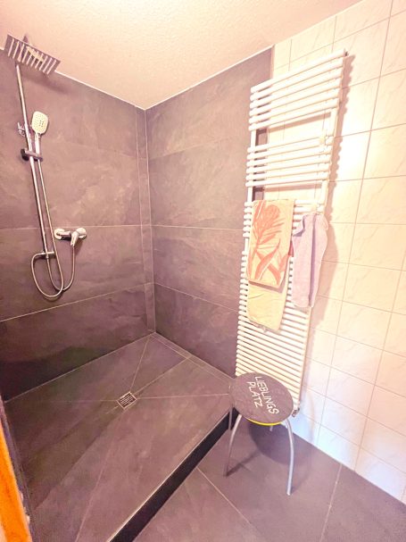 Moderne begehbare Dusche